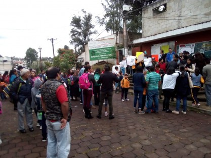 Padres de familia de la escuela primaria Joaquín H. Servin tomaron las instalaciones de este plantel educativo que se ubica en la calle Honorato Jiménez esquina con Francisco Rivera en esta ciudad de Xalapa. 