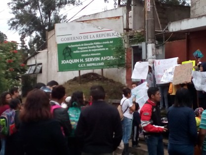 A decir de los padres de familia, los docentes de la escuela apoyados por la dirección, pretenden quitar lo que llaman el método Servín,  el cual consiste en la aplicación de talleres. 