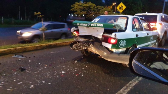 La mañana de este jueves se registró un aparatoso accidente sobre la avenida Arco Sur, a la altura del Instituto de Pensiones del Estado ( IPE), en donde participaron dos taxis y una camioneta particular. 