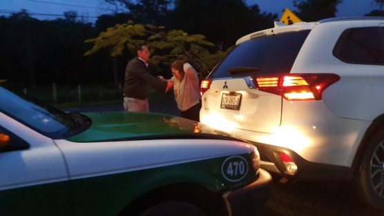 En el incidente, la conductora de la camioneta involucrada en el percance, resultó lesionada. 