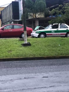 La mañana de este jueves se registró un aparatoso accidente sobre la avenida Arco Sur, a la altura del Instituto de Pensiones del Estado ( IPE), en donde participaron dos taxis y una camioneta particular.  