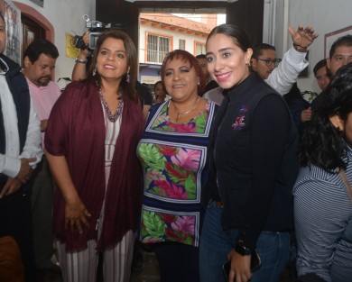La directora del DIF Estatal, Verónica Aguilera Tapia, en compañía de la directora del DIF municipal de Teocelo, Mara Chama Villa; diputadas locales, alcaldesas de algunos municipios, entre otras distinguidas personalidades,  recibió el Título de Registro de Marca Manos Veracruzanas, durante la celebración de13 aniversario en el Centro Recreativo de Xalapa. 