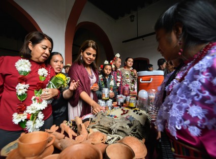 Artesanos de varias partes del estado muestran sus trabajos durante dos días en el Centro Recreativo Xalapeño. Se invita a la población en general a visitar y comprar sus productos hechos a mano.  