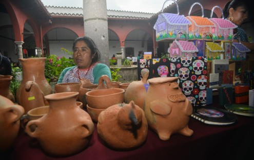 Artesanos de varias partes del estado muestran sus trabajos durante dos días en el Centro Recreativo Xalapeño. Se invita a la población en general a visitar y comprar sus productos hechos a mano.  