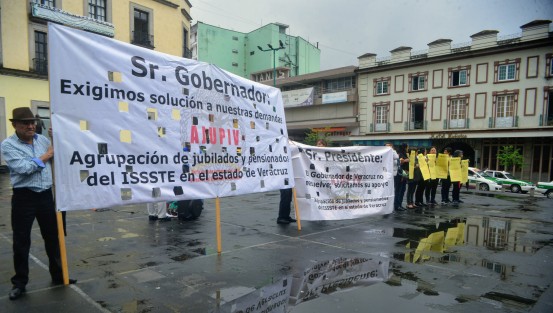 Por su parte, y como ya es costumbre, los jubilados de AJUPIV se manifestaron en la plaza Lerdo.