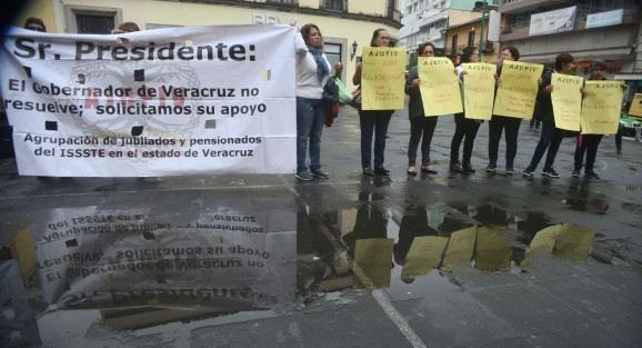 Por su parte, y como ya es costumbre, los jubilados de AJUPIV se manifestaron en la plaza Lerdo.
