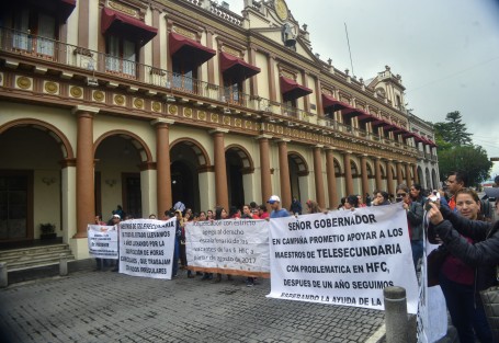 Profesores de varias Telesecundarias del estado dieron primero una rueda de prensa, para luego bloquear la calle de Enríquez, 

exigen pagos y asignación de Horas de Fortalecimiento Curricular.