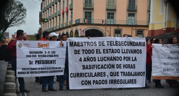 Profesores de varias Telesecundarias del estado dieron primero una rueda de prensa, para luego bloquear la calle de Enríquez, 

exigen pagos y asignación de Horas de Fortalecimiento Curricular.