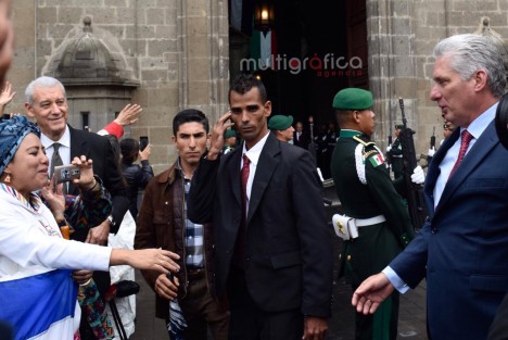 Algunos ciudadanos cubanos residentes en  México, acudieron a saludar al presidente de la República de Cuba, Miguel Díaz-Canel Bermúdez.  