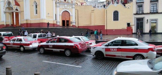 Prestadores del servicio de transporte rural mixto, así como taxistas de Coscomatepec, se manifestaron por algunos minutos en el centro de la ciudad de Xalapa, para luego trasladar su plantón a los oficinas de Tránsito del Estado.  