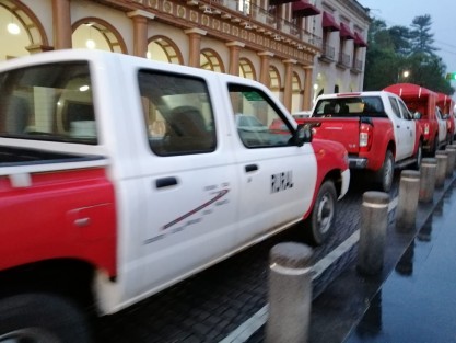 Prestadores del servicio de transporte rural mixto, así como taxistas de Coscomatepec, se manifestaron por algunos minutos en el centro de la ciudad de Xalapa, para luego trasladar su plantón a los oficinas de Tránsito del Estado.  