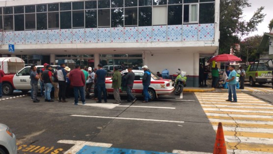 Prestadores del servicio de transporte rural mixto, así como taxistas de Coscomatepec, se manifestaron por algunos minutos en el centro de la ciudad de Xalapa, para luego trasladar su plantón a los oficinas de Tránsito del Estado.  
