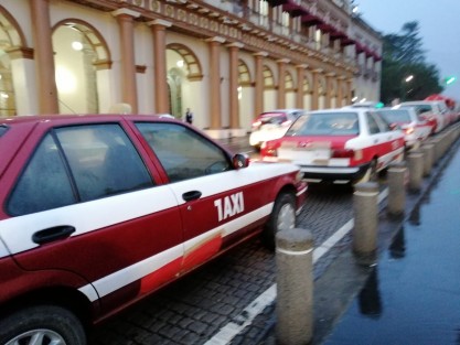 Prestadores del servicio de transporte rural mixto, así como taxistas de Coscomatepec, se manifestaron por algunos minutos en el centro de la ciudad de Xalapa, para luego trasladar su plantón a los oficinas de Tránsito del Estado.  Su presencia fue para solicitar títulos de concesión, sin embargo hubo momentos de tensión debido a la presencia de policías  antimotines. Finalmente fueron recibidos por autoridades para dialogar sobre sus inquietudes. 