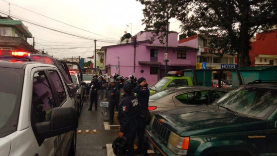 Su presencia fue para solicitar títulos de concesión, sin embargo hubo momentos de tensión debido a la presencia de policías  antimotines. 