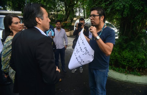 Un joven, quien dijo haber sido despedido injustificadamente del IVEC  esperó al Gobernador Cuitláhuac García, al término de su evento en El Ágora de la Ciudad, para darle a conocer la injusticia. El gobernador prometió informarse más de su caso.