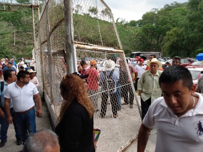 En una verdadera gresca y daños a las instalaciones del auditorio de los terrenos de la feria, terminó la asamblea para designar a los delegados distritales por parte de MORENA del Distrito 06 con cabecera en Papantla, Ver. 