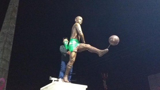 Mujeres y activistas a favor de la legalización de todas las causales de aborto  colocaron durante la madrugada del domingo en Orizaba, Ver., pañuelos verdes en monumentos de esa ciudad, mismos que más tarde fueron retirados por policía y PC de este municipio. 