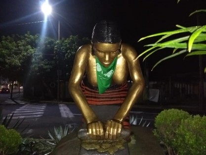 Mujeres y activistas a favor de la legalización de todas las causales de aborto  colocaron durante la madrugada del domingo en Orizaba, Ver., pañuelos verdes en monumentos de esa ciudad, mismos que más tarde fueron retirados por policía y PC de este municipio. 