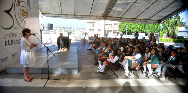 Alumnos de la escuela primaria Juan Escutia, participaron de las actividades realizadas por los 30 años  de la Convención sobre los derechos de los niños, que se lleva a cabo en el parque Juárez de la ciudad de Xalapa. 