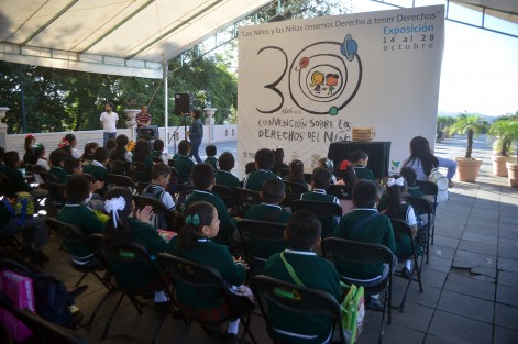 Alumnos de la escuela primaria Juan Escutia, participaron de las actividades realizadas por los 30 años  de la Convención sobre los derechos de los niños, que se lleva a cabo en el parque Juárez de la ciudad de Xalapa. 