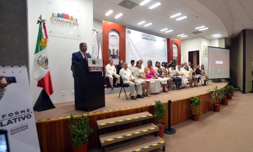 Debido  a las manifestaciones  que se han realizado en el centro de la ciudad, se prefirió llevar a cabo el primer Informe de Diputados Federales de Veracruz, en las instalaciones del Congreso del Estado, con la asistencia del diputado Mario Delgado, coordinador de legisladores de MORENA en la Cámara de Diputados.
