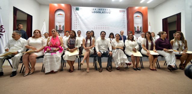 Debido  a las manifestaciones  que se han realizado en el centro de la ciudad, se prefirió llevar a cabo el primer Informe de Diputados Federales de Veracruz, en las instalaciones del Congreso del Estado, con la asistencia del diputado Mario Delgado, coordinador de legisladores de MORENA en la Cámara de Diputados.