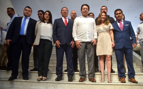 Debido a las manifestaciones que se han realizado en el centro de la ciudad, se prefirió llevar a cabo el primer Informe de Diputados Federales de Veracruz, en las instalaciones del Congreso del Estado, con la asistencia del diputado Mario Delgado, coordinador de legisladores de MORENA en la Cámara de Diputados. 