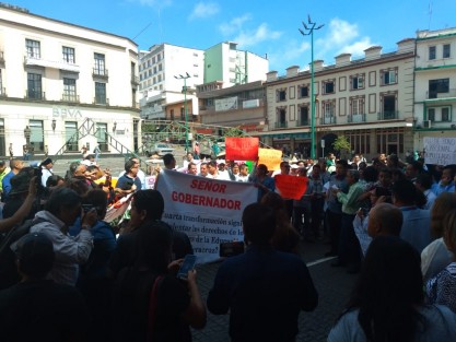 Luego de marchar por varias calles de la ciudad y argumentando incumplimiento de acuerdos por parte del titular de la SEV, maestros  de la Sección 32 del SNTE se manifestaron  centro de la ciudad de Xalapa exigiendo solución a sus demandas. 