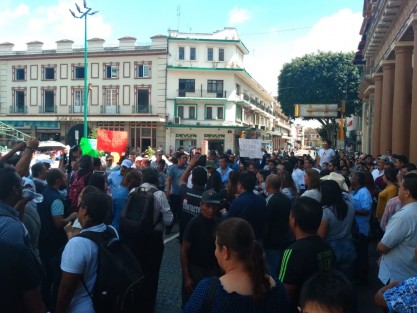 Luego de marchar por varias calles de la ciudad y argumentando incumplimiento de acuerdos por parte del titular de la SEV, maestros  de la Sección 32 del SNTE se manifestaron  centro de la ciudad de Xalapa exigiendo solución a sus demandas. 