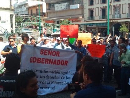 Luego de marchar por varias calles de la ciudad y argumentando incumplimiento de acuerdos por parte del titular de la SEV, maestros  de la Sección 32 del SNTE se manifestaron  centro de la ciudad de Xalapa exigiendo solución a sus demandas. 