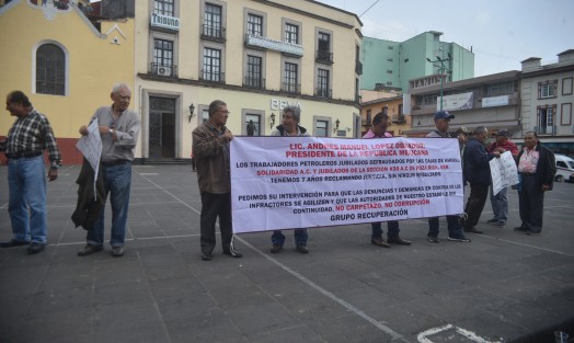 Petroleros jubilados de Poza Rica, con lonas se manifestaron en plaza Lerdo de Xalapa, piden la intervención del Gobierno estatal  para que se les entregue el dinero de las cajas de ahorro.  