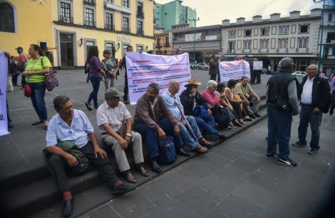 Petroleros jubilados de Poza Rica, con lonas se manifestaron en plaza Lerdo de Xalapa, piden la intervención del Gobierno estatal  para que se les entregue el dinero de las cajas de ahorro.  