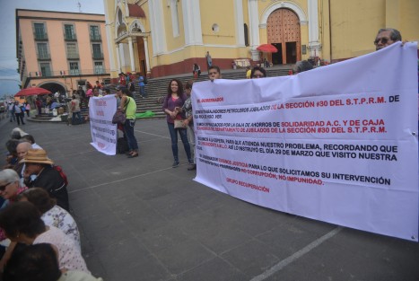 Petroleros jubilados de Poza Rica con lonas se manifestaron en plaza Lerdo piden la intervención del Gobierno estatal  para que se les entregue el dinero de las cajas de ahorro.
