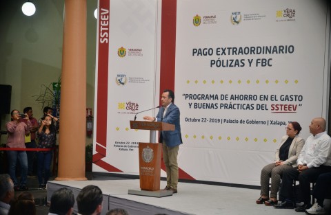 El mandatario estatal Cuitláhuac García Jiménez encabezó la ceremonia de Pago Extraordinario Pólizas y FBC del Seguro Social de los Trabajadores de la Educación del Estado.