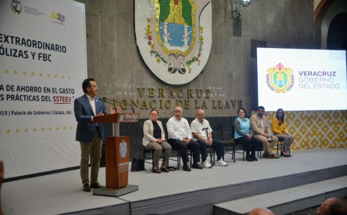 El mandatario estatal Cuitláhuac García Jiménez encabezó la ceremonia de Pago Extraordinario Pólizas y FBC del Seguro Social de los Trabajadores de la Educación del Estado. 