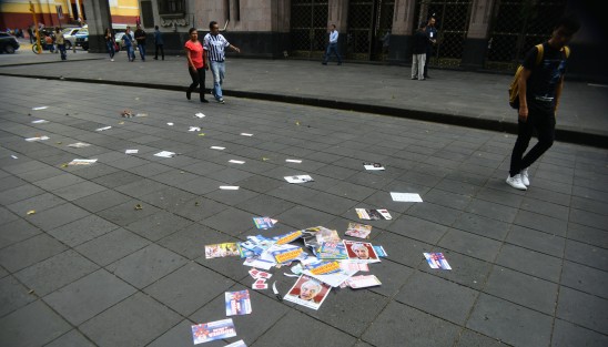 La imagen del alcalde de Xalapa, Hipólito Rodríguez, por los suelos, esto luego de que alguien tirara unas revistas con la imagen del munícipe frente a Palacio de Gobierno.