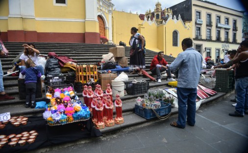 Desde la seis de la mañana de este día, comerciantes adheridos a las distintas organizaciones se colocaron en las escalinatas de la catedral para la vendimia por las festividades de San Rafael Guízar y Valencia
