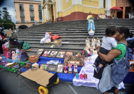 Desde la seis de la mañana de este día, comerciantes adheridos a las distintas organizaciones se colocaron en las escalinatas de la catedral para la vendimia por las festividades de San Rafael Guízar y Valencia