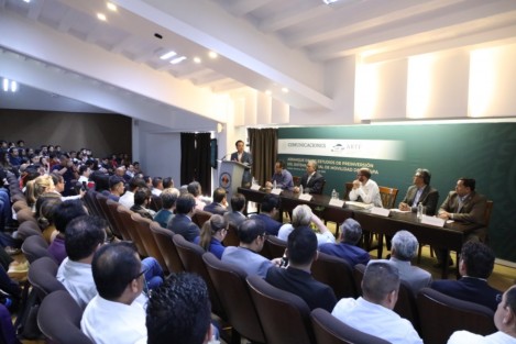  El proyecto del Tren Ligero de Xalapa que comunicará a la ciudad capital con municipios circunvecinos, contará con una inversión conjunta entre los gobiernos federal y estatal, así como de la iniciativa privada por alrededor de 3 mil millones de pesos, declaró el gobernador Cuitláhuac García Jiménez. 