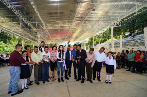 El alcalde de Teocelo, Mario Antonio Chama Díaz, en compañía de autoridades escolares y municipales, inauguró el domo de la Escuela Primaria Vicente Guerrero, de la comunidad Monte Blanco.