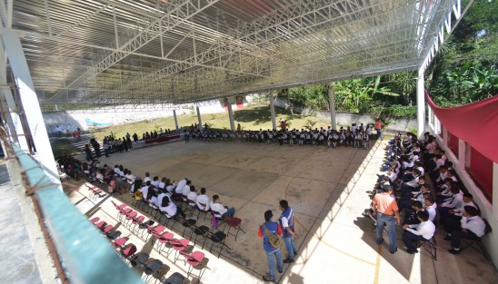 El alcalde de Teocelo, Mario Antonio Chama Díaz, en compañía de autoridades escolares y municipales, inauguró el domo de la Escuela Primaria Vicente Guerrero, de la comunidad Monte Blanco.