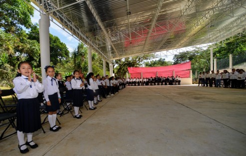 El alcalde de Teocelo, Mario Antonio Chama Díaz, en compañía de autoridades escolares y municipales, inauguró el domo de la Escuela Primaria Vicente Guerrero, de la comunidad Monte Blanco. 