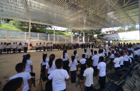 El alcalde de Teocelo, Mario Antonio Chama Díaz, en compañía de autoridades escolares y municipales, inauguró el domo de la Escuela Primaria Vicente Guerrero, de la comunidad Monte Blanco. 