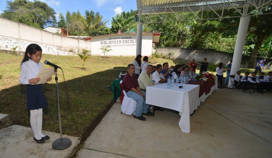 El alcalde de Teocelo, Mario Antonio Chama Díaz, en compañía de autoridades escolares y municipales, inauguró el domo de la Escuela Primaria Vicente Guerrero, de la comunidad Monte Blanco. 