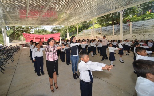 Acompañado de su equipo de trabajo, la Presidenta del DIF, Mara Chama Villa, la Síndica Zayra Martínez, ingeniero Gerardo Ulloa, ingeniero José Claro Ruíz, el Secretario del Ayuntamiento Zinrri Arellano Hernández el munícipe agradeció el apoyo de los profesores y padres de familia de esta comunidad.