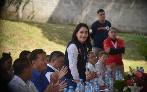 Acompañado de su equipo de trabajo, la Presidenta del DIF, Mara Chama Villa, la Síndica Zayra Martínez, ingeniero Gerardo Ulloa, ingeniero José Claro Ruíz, el Secretario del Ayuntamiento Zinrri Arellano Hernández el munícipe agradeció el apoyo de los profesores y padres de familia de esta comunidad.