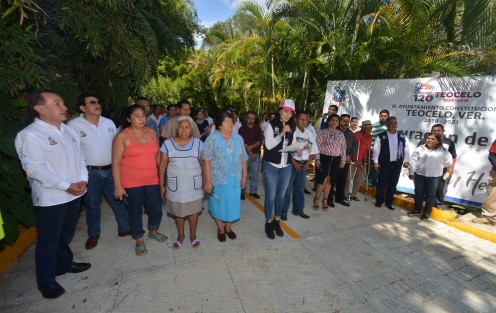Siguiendo su apretada agenda de trabajo, el alcalde de Teocelo, Mario Antonio Chama Díaz, acompañado de su equipo de trabajo, la Presidenta del DIF municipal, Mara Chama Villa, la Sindica Zayra del Carmen Martínez y vecinos del lugar cortan el listón inaugural del drenaje sanitario y la pavimentación de la calle  José Melgoza de la comunidad Monte Blanco. 