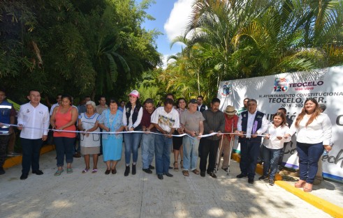 Siguiendo su apretada agenda de trabajo, el alcalde de Teocelo, Mario Antonio Chama Díaz, acompañado de su equipo de trabajo, la Presidenta del DIF municipal, Mara Chama Villa, la Sindica Zayra del Carmen Martínez y vecinos del lugar cortan el listón inaugural del drenaje sanitario y la pavimentación de la calle  José Melgoza de la comunidad Monte Blanco. 