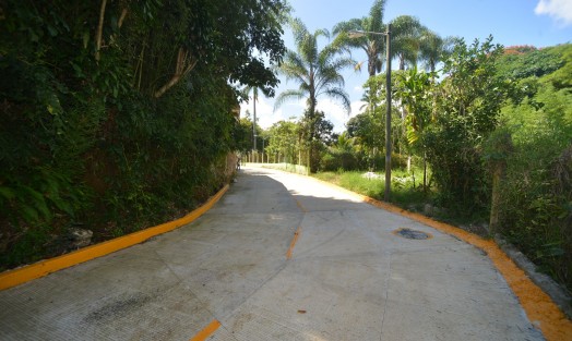 Siguiendo su apretada agenda de trabajo, el alcalde de Teocelo, Mario Antonio Chama Díaz, acompañado de su equipo de trabajo, la Presidenta del DIF municipal, Mara Chama Villa, la Sindica Zayra del Carmen Martínez y vecinos del lugar cortan el listón inaugural del drenaje sanitario y la pavimentación de la calle  José Melgoza de la comunidad Monte Blanco. 