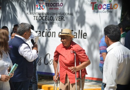 Siguiendo su apretada agenda de trabajo, el alcalde de Teocelo, Mario Antonio Chama Díaz, acompañado de su equipo de trabajo, la Presidenta del DIF municipal, Mara Chama Villa, la Sindica Zayra del Carmen Martínez y vecinos del lugar cortan el listón inaugural del drenaje sanitario y la pavimentación de la calle José Melgoza de la comunidad Monte Blanco. 